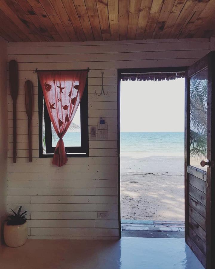 Maliblues Bed & Art Gallery Chumphon Exteriör bild